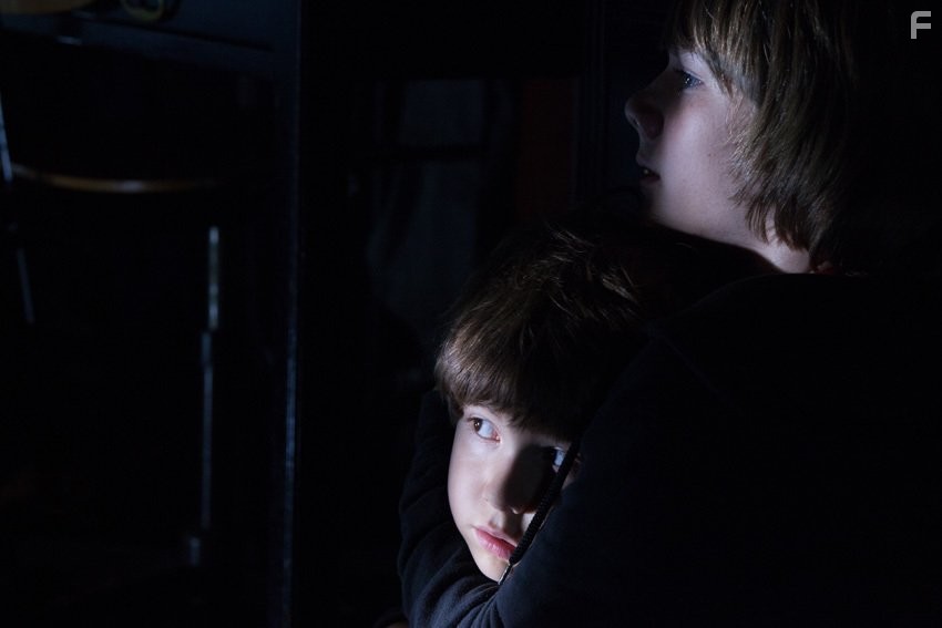 Dakota Goyo and Kadan Rockett in Мрачные небеса (2013)