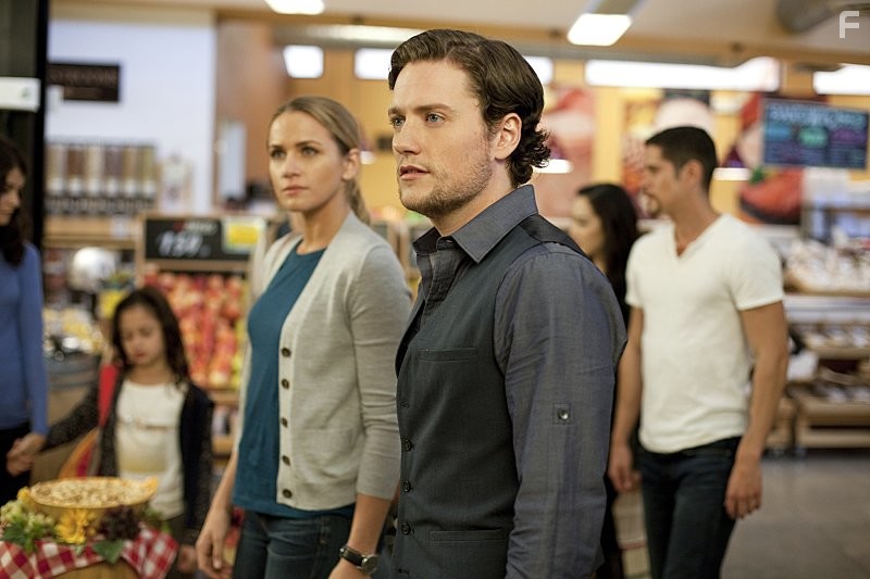 Shantel VanSanten and Jon Fletcher in Посланники (2015)