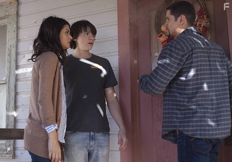 JD Pardo, Joel Courtney, and Sofia Black-D'Elia in Посланники (2015)