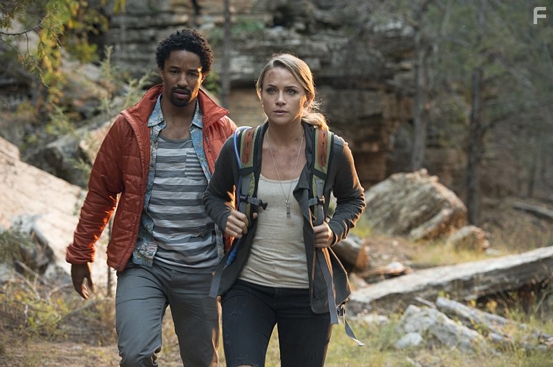 Shantel VanSanten and Craig Frank in Посланники (2015)