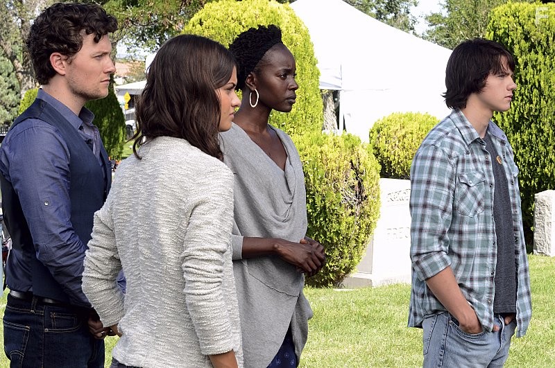 Joel Courtney, Anna Diop, Sofia Black-D'Elia, and Jon Fletcher in Посланники (2015)