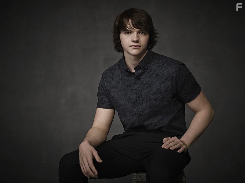 Joel Courtney in Посланники (2015)