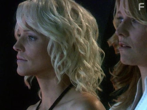 Lucy Lawless and Tricia Helfer in Звездный крейсер Галактика (2004)