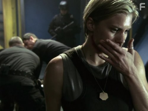 Tahmoh Penikett and Katee Sackhoff in Звездный крейсер Галактика (2004)