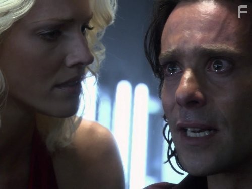 James Callis and Tricia Helfer in Звездный крейсер Галактика (2004)