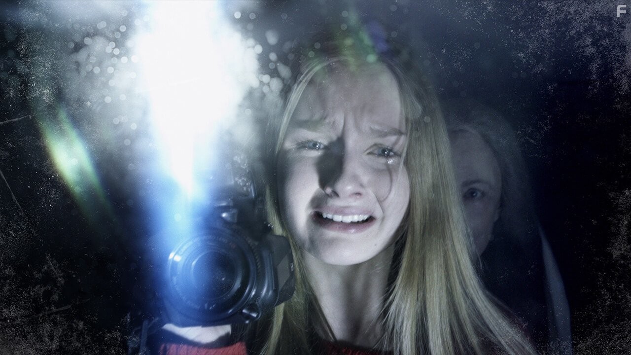 Deanna Dunagan and Olivia DeJonge in Визит (2015)