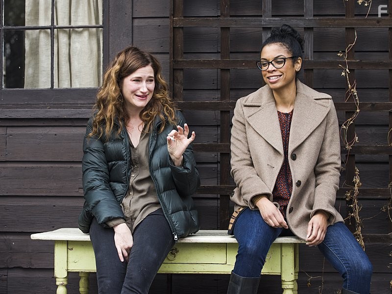 Kathryn Hahn and Susan Kelechi Watson in Типа счастье (2015)