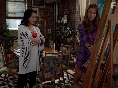 Debi Mazar and Sutton Foster in Юная (2015)