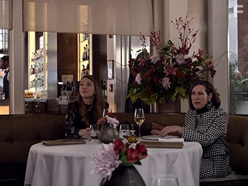Miriam Shor and Sutton Foster in Юная (2015)