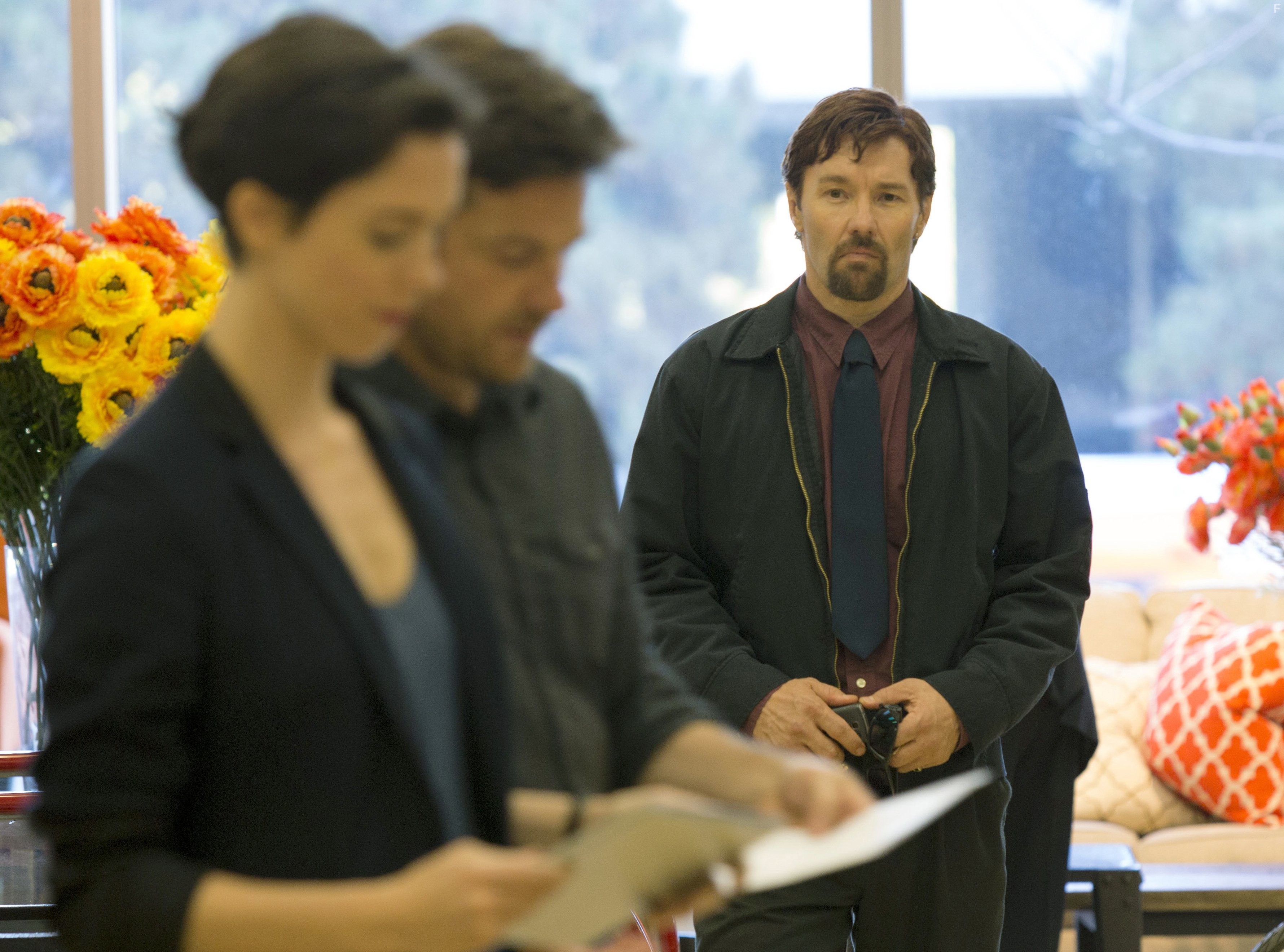 Jason Bateman, Joel Edgerton, and Rebecca Hall in Подарок (2015)