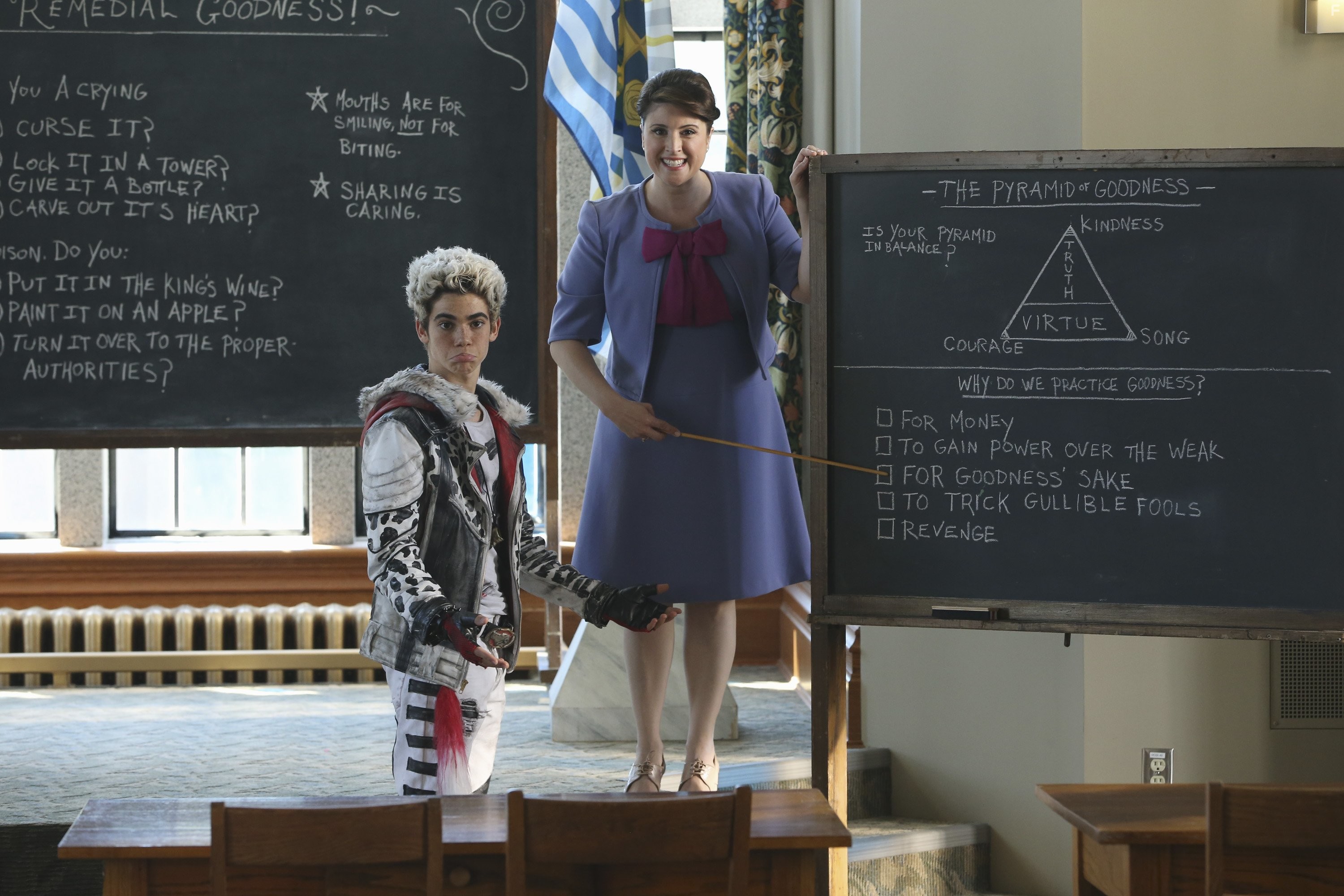 Melanie Paxson, Dan Payne, and Cameron Boyce in Наследники (2015)