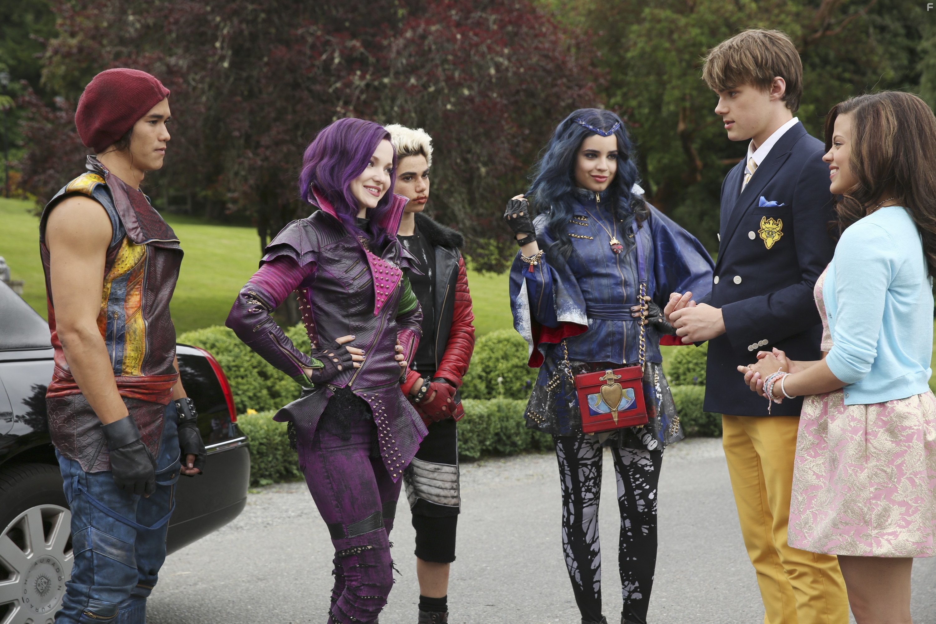 Booboo Stewart, Cameron Boyce, Dove Cameron, Mitchell Hope, Sarah Jeffery, and Sofia Carson in Наследники (2015)