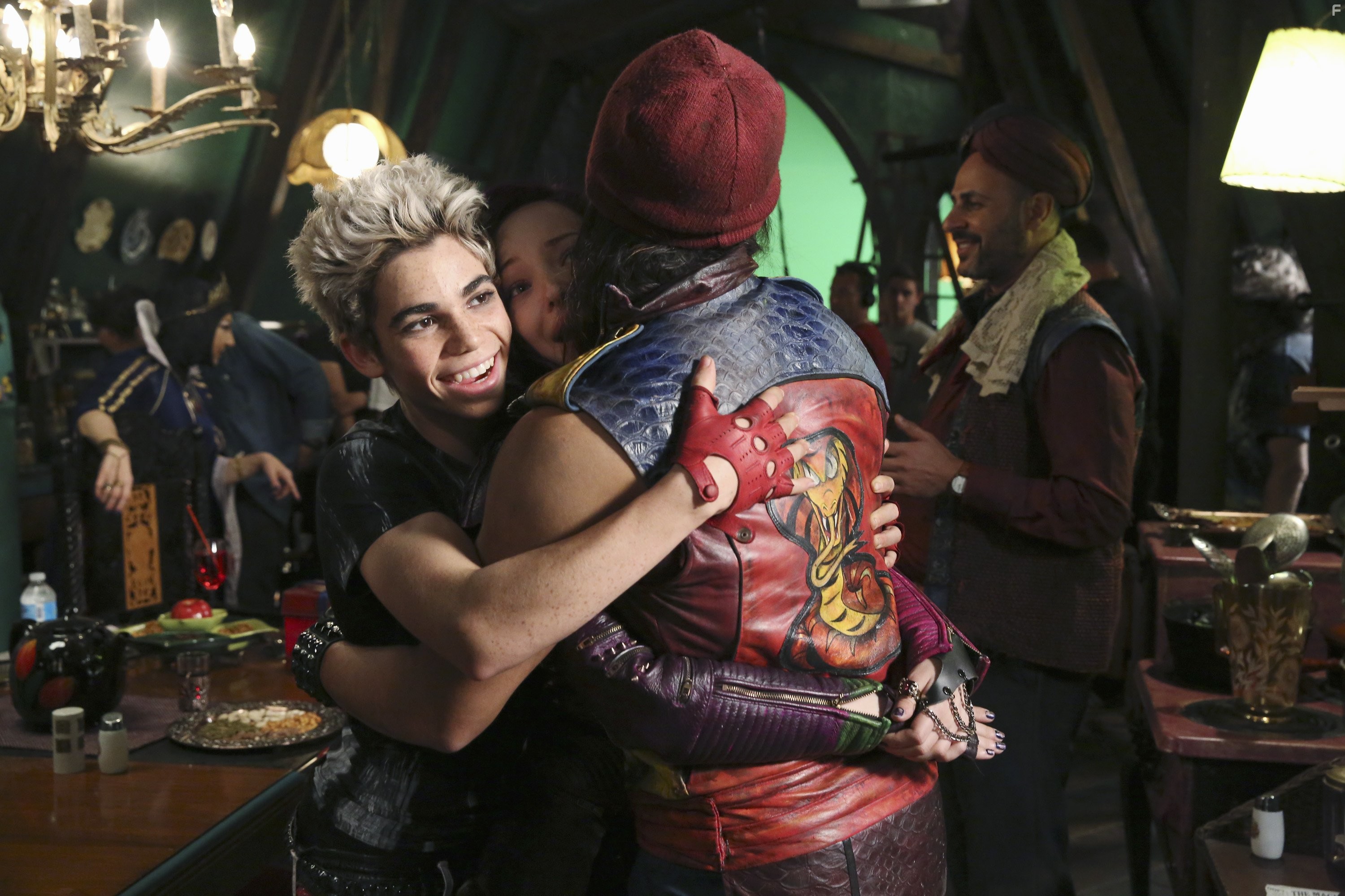 Maz Jobrani, Dan Payne, Cameron Boyce, and Dove Cameron in Наследники (2015)