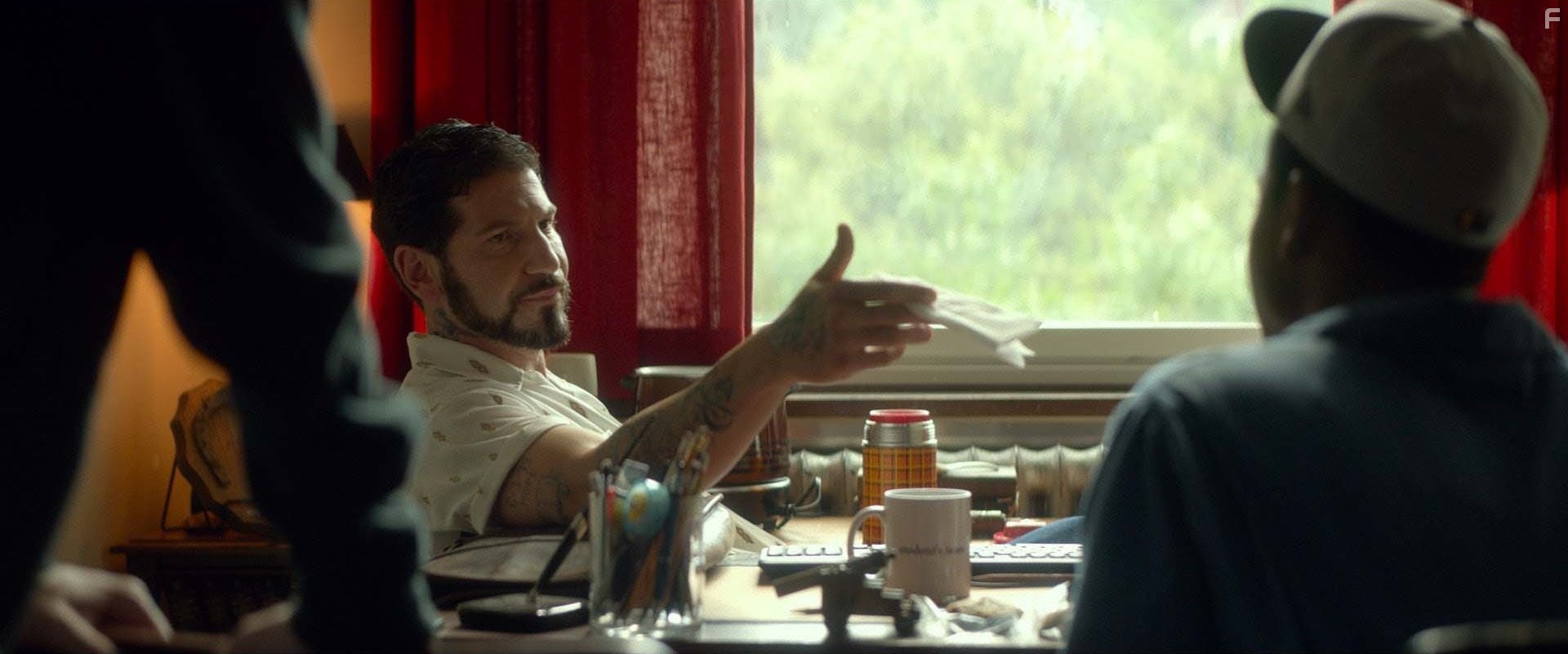 Jon Bernthal in Я, Эрл и умирающая девушка (2015)