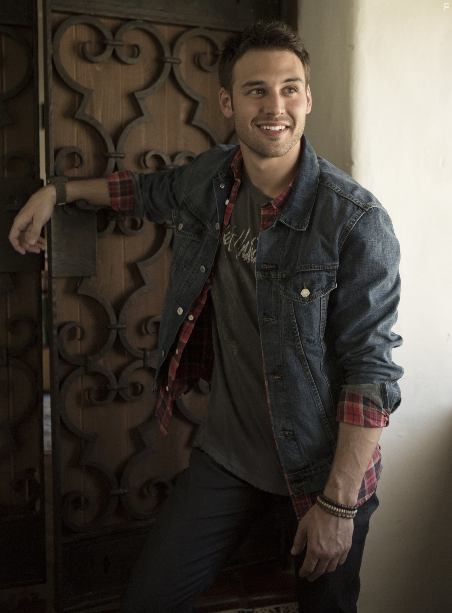 Ryan Guzman in Джем и голограммы (2015)