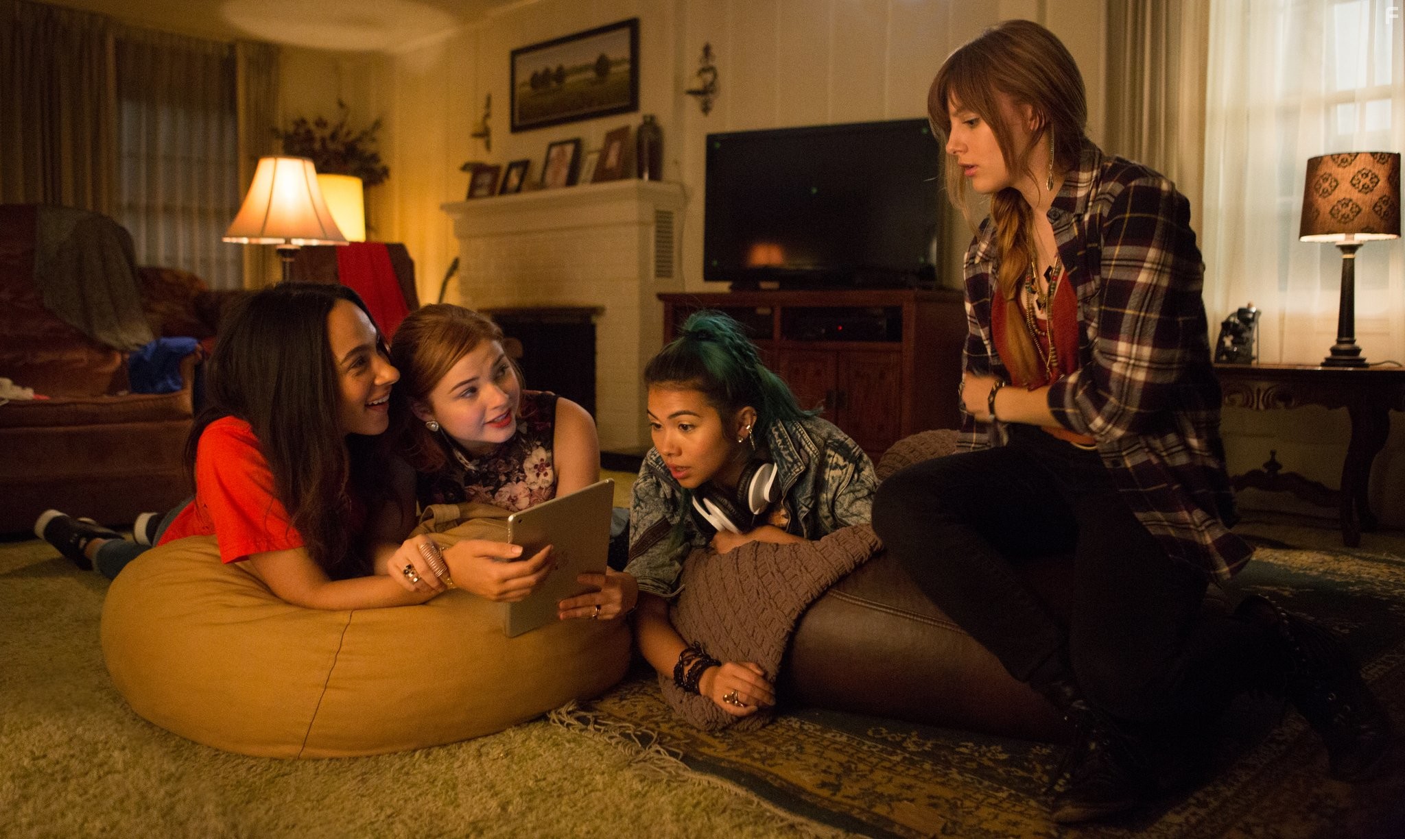 Stefanie Scott, Aubrey Peeples, Hayley Kiyoko, and Aurora Perrineau in Джем и голограммы (2015)
