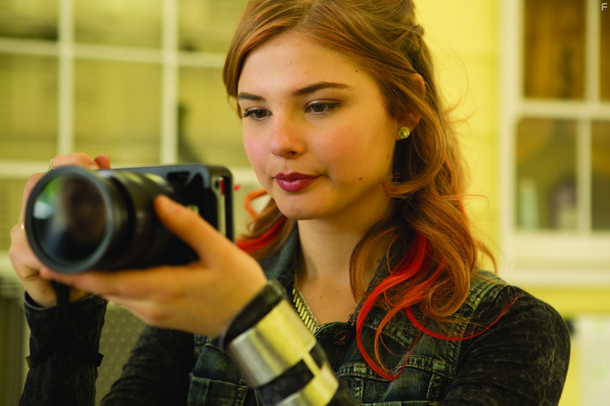 Stefanie Scott in Джем и голограммы (2015)