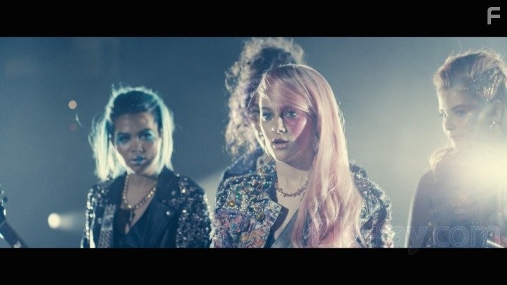 Stefanie Scott, Aubrey Peeples, Hayley Kiyoko, and Aurora Perrineau in Джем и голограммы (2015)