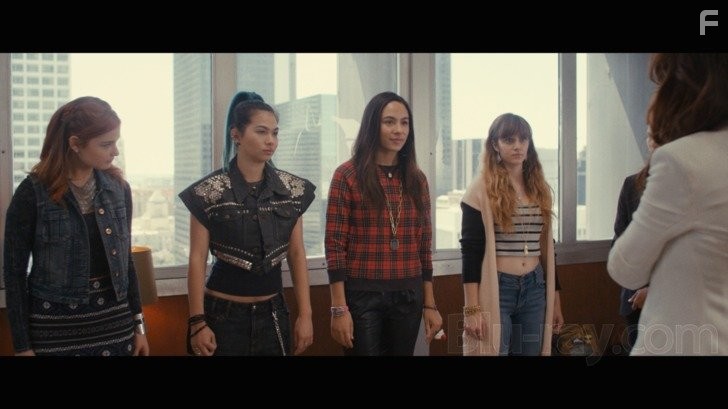 Juliette Lewis, Stefanie Scott, Aubrey Peeples, Hayley Kiyoko, and Aurora Perrineau in Джем и голограммы (2015)