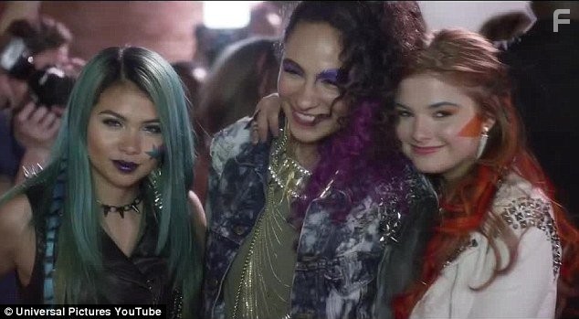 Stefanie Scott, Hayley Kiyoko, and Aurora Perrineau in Джем и голограммы (2015)