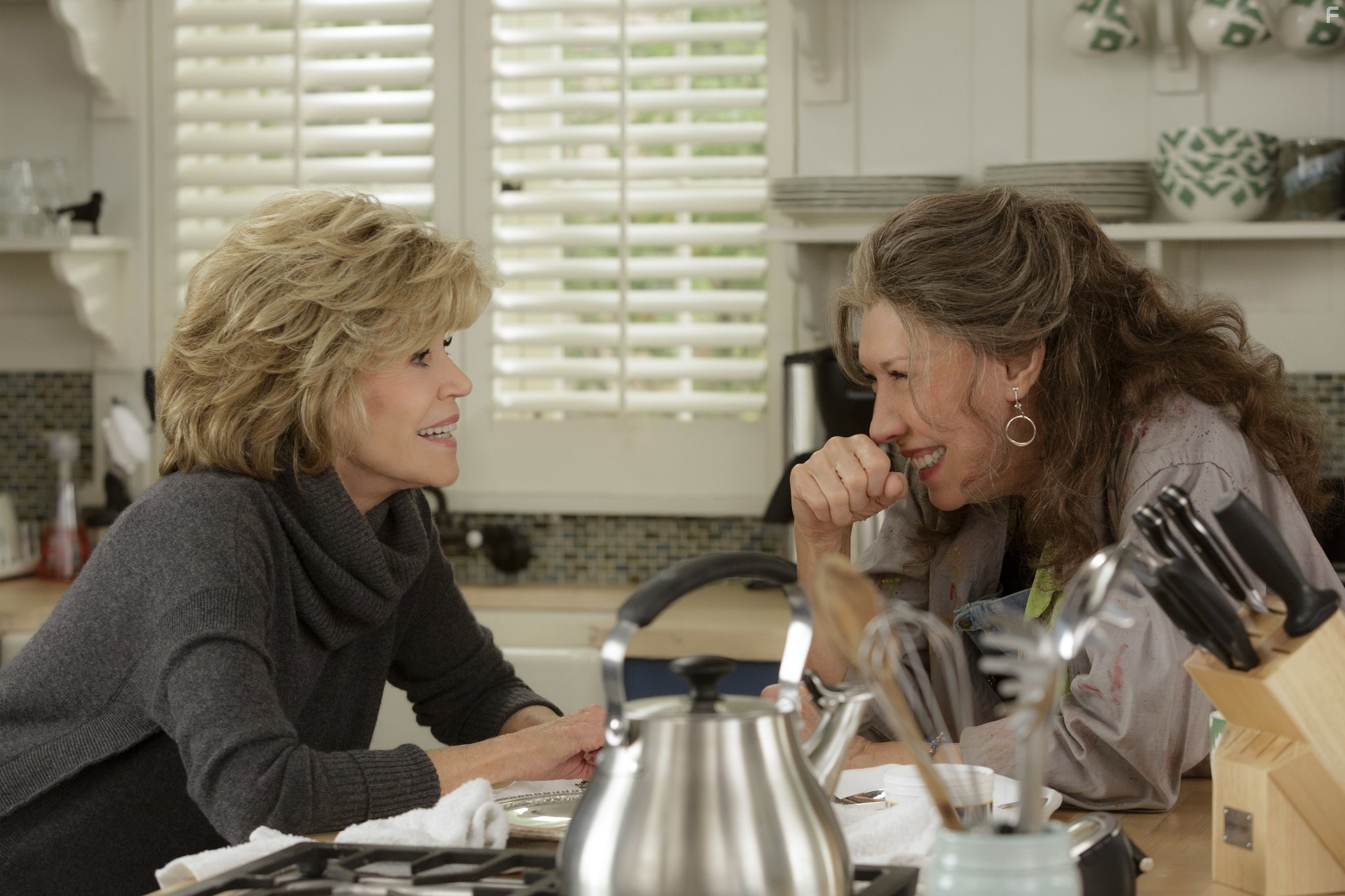Jane Fonda and Lily Tomlin in Грейс и Фрэнки (2015)