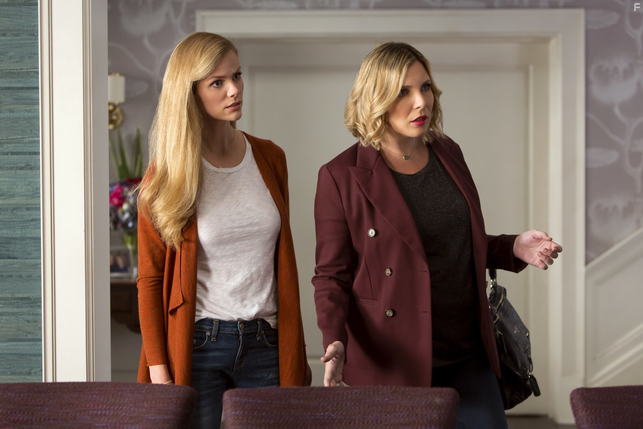 June Diane Raphael and Brooklyn Decker in Грейс и Фрэнки (2015)