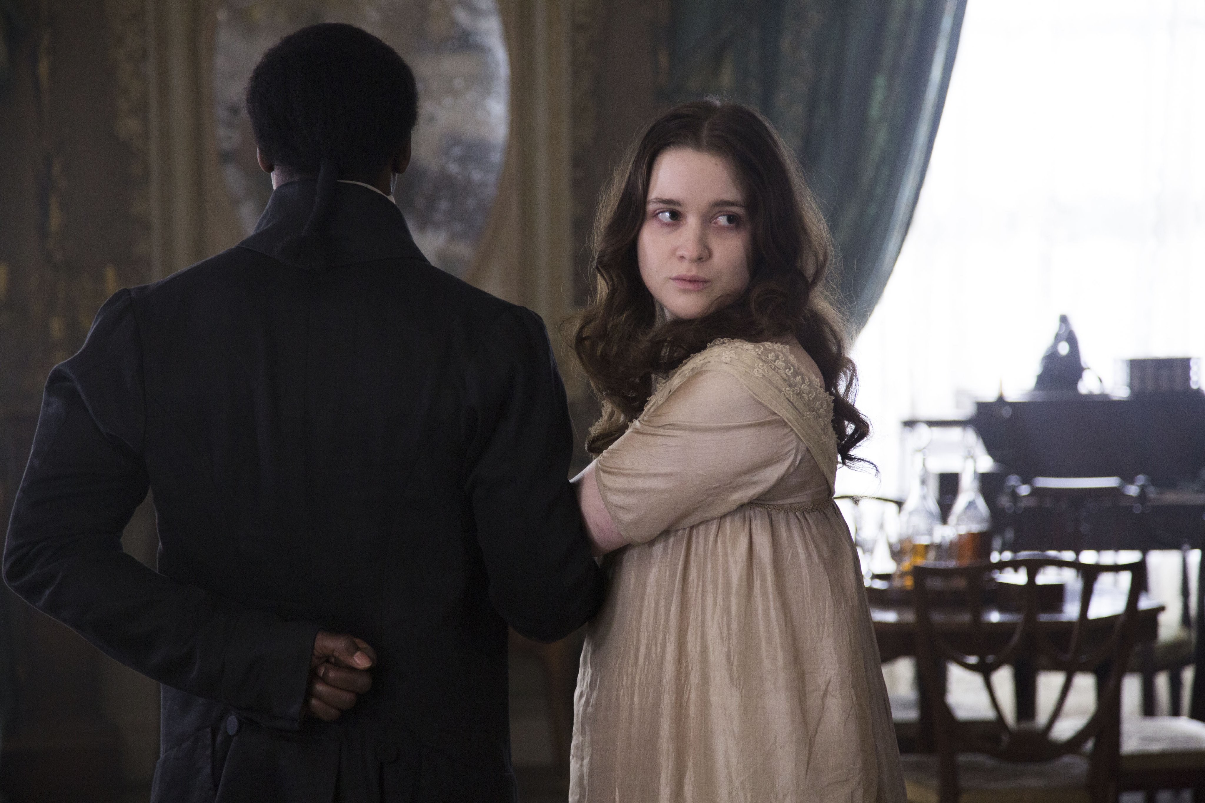 Ariyon Bakare and Alice Englert in Джонатан Стрендж и мистер Норрелл (2015)