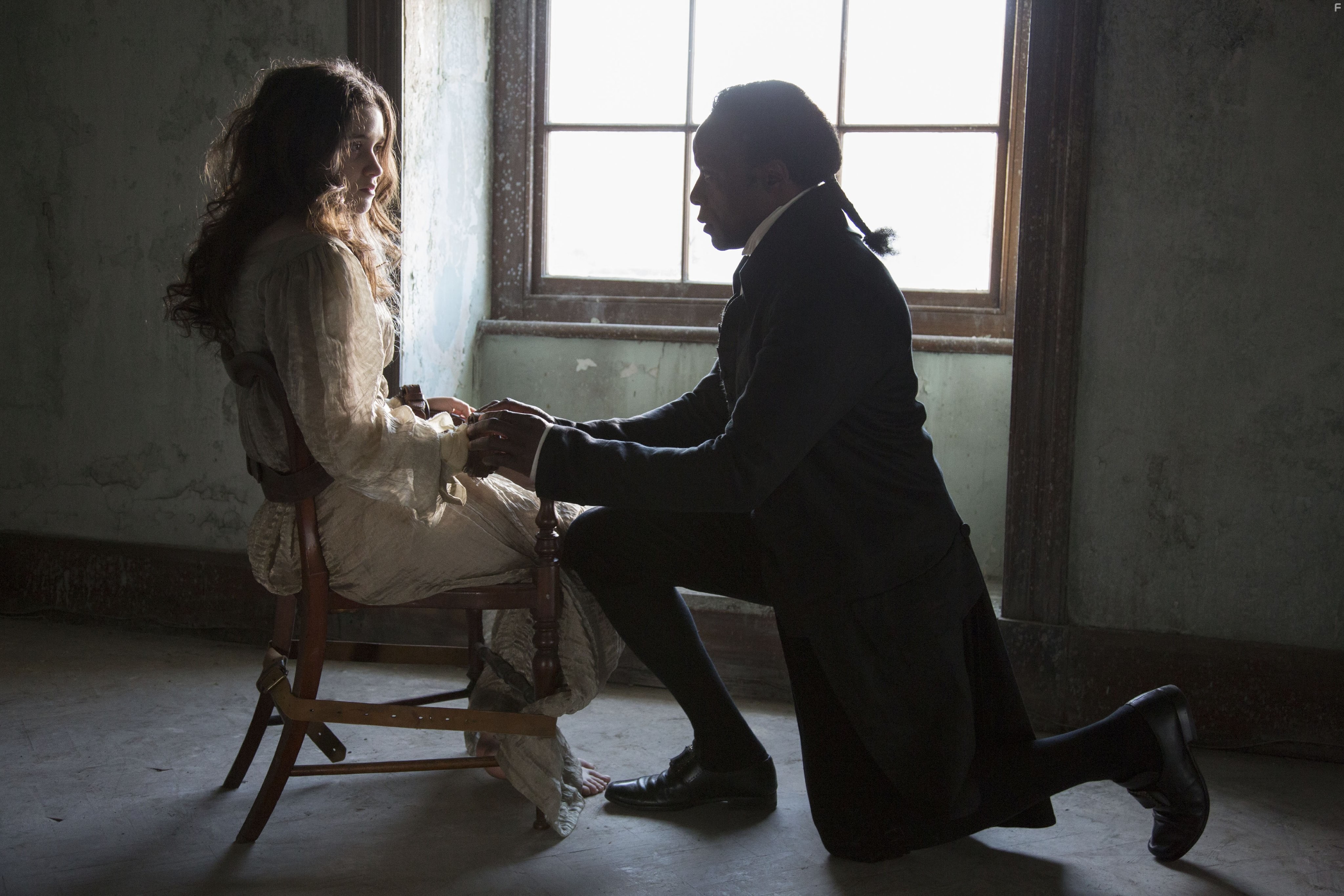 Ariyon Bakare and Alice Englert in Джонатан Стрендж и мистер Норрелл (2015)