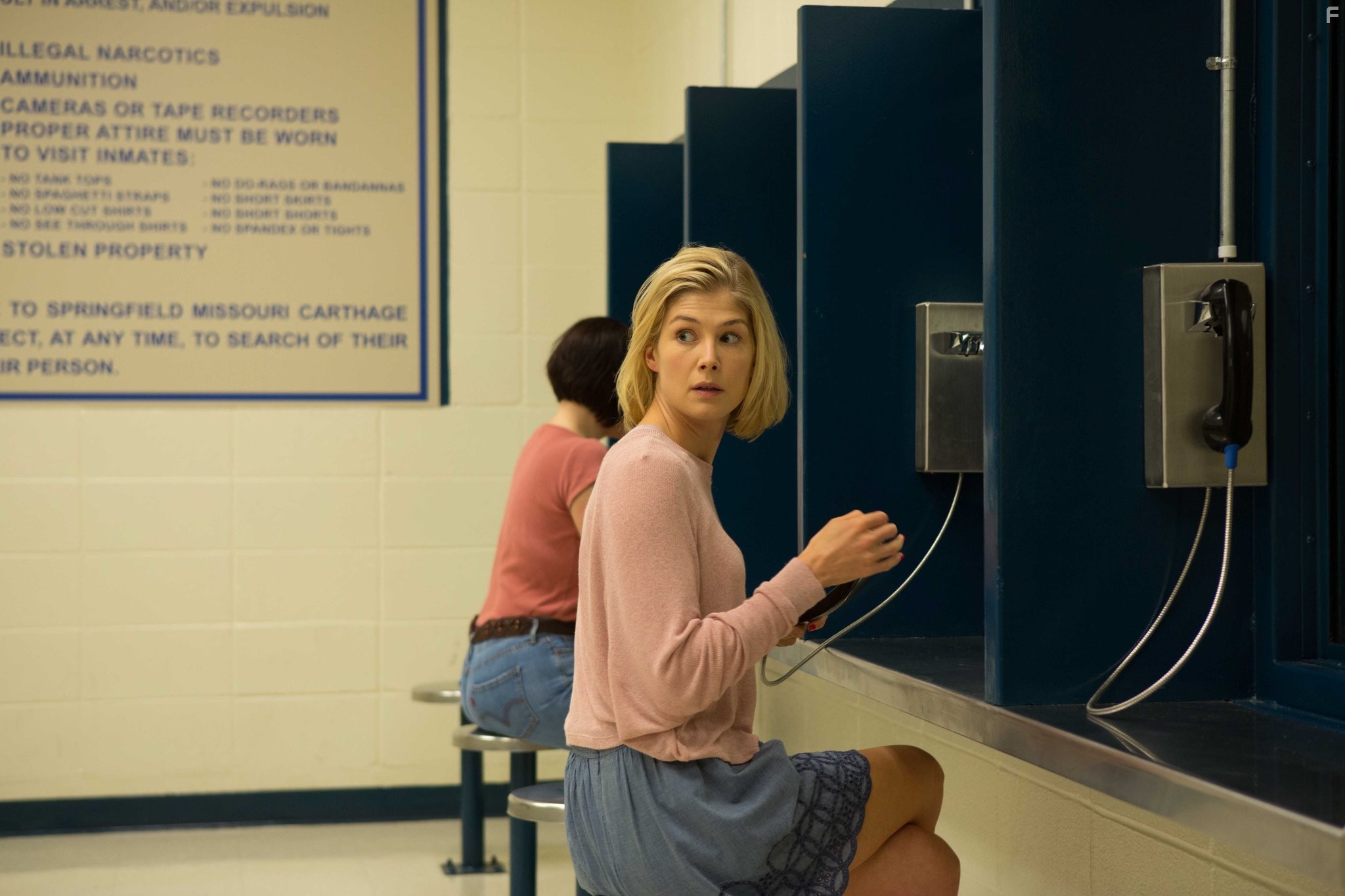 Rosamund Pike in Вернуть отправителю (2015)