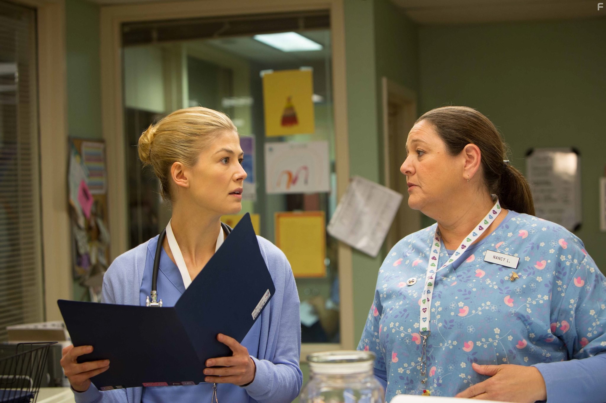 Camryn Manheim and Rosamund Pike in Вернуть отправителю (2015)