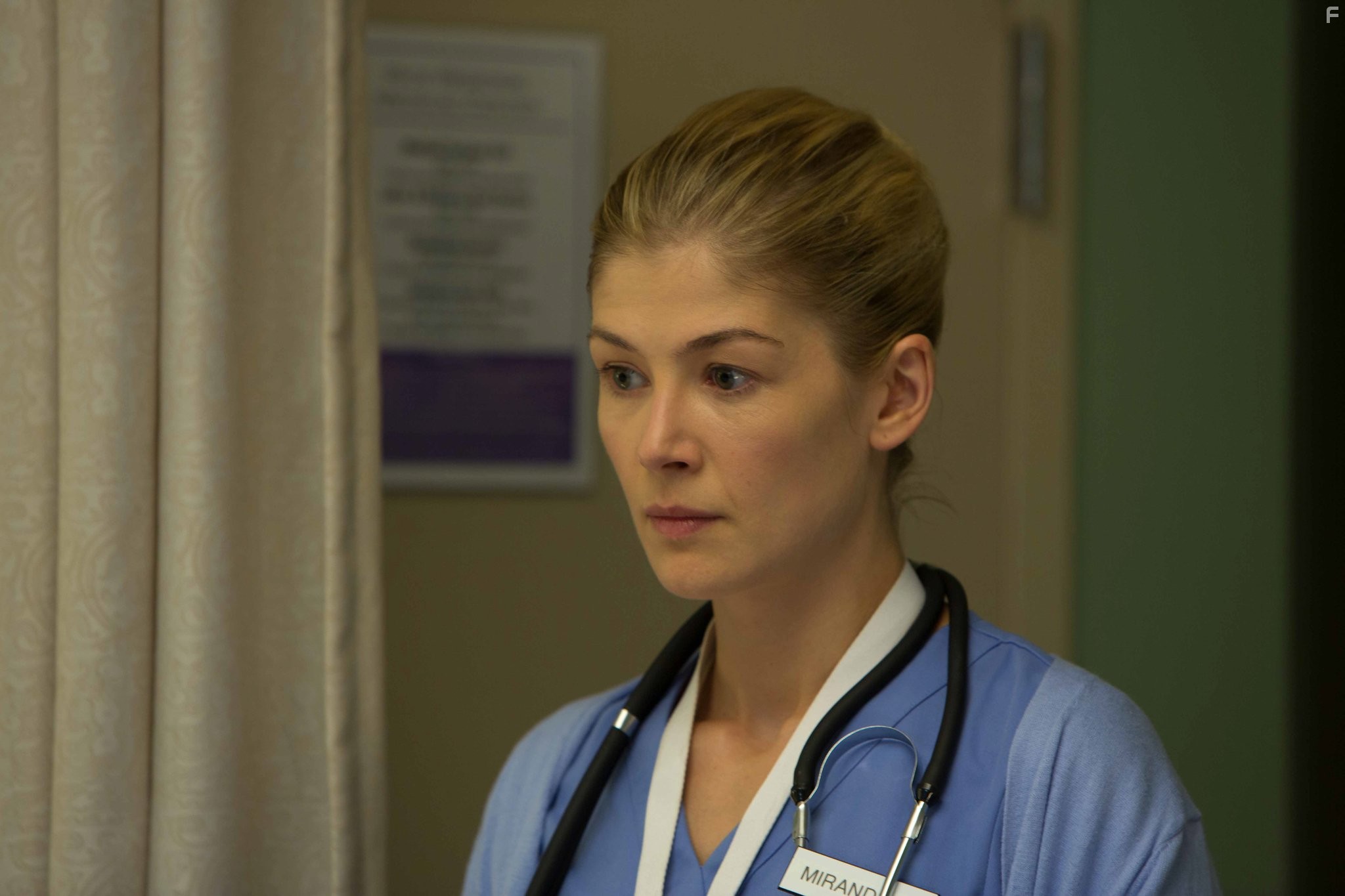 Rosamund Pike in Вернуть отправителю (2015)