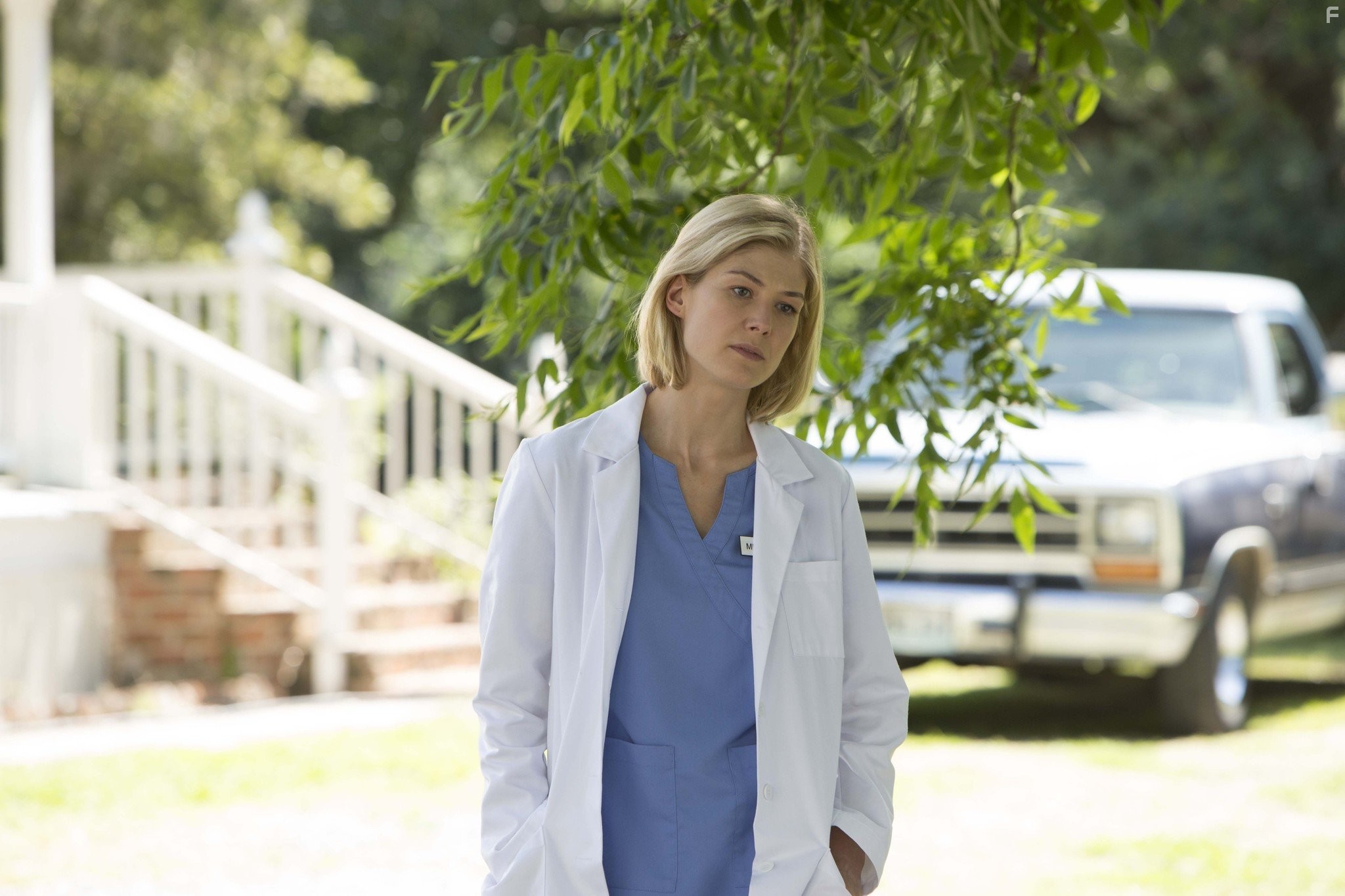 Rosamund Pike in Вернуть отправителю (2015)