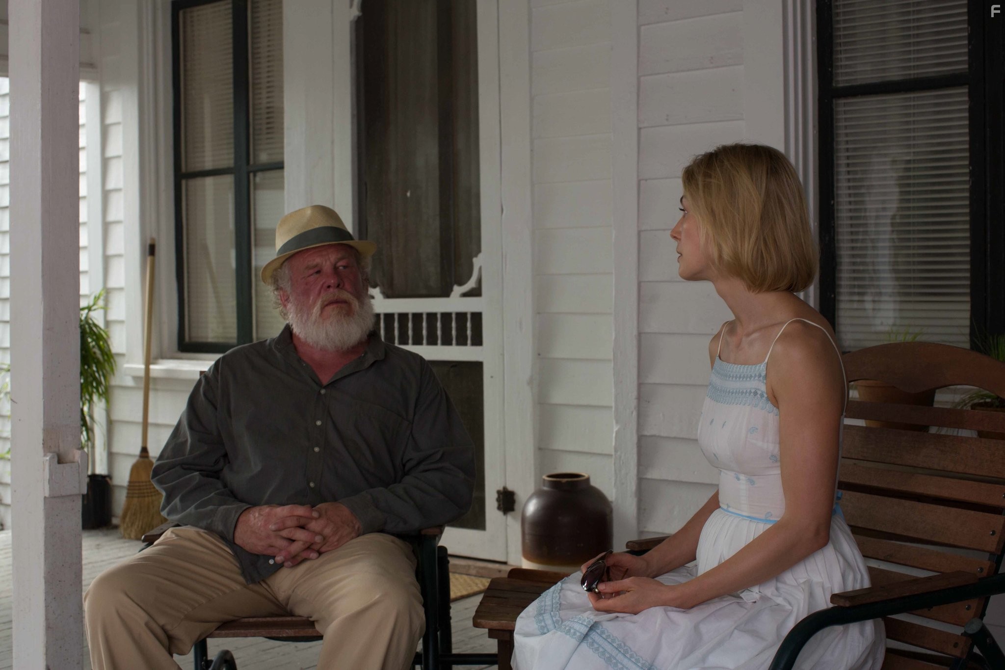 Nick Nolte and Rosamund Pike in Вернуть отправителю (2015)