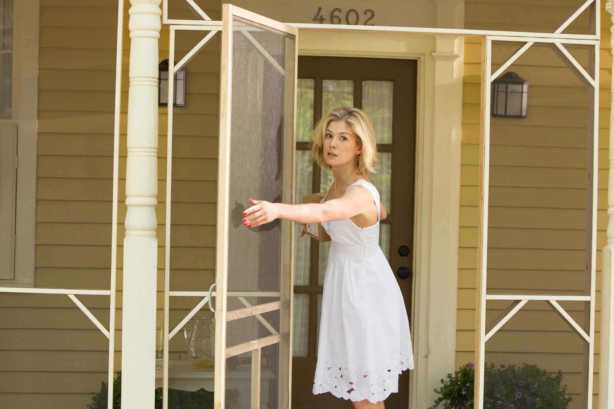 Rosamund Pike in Вернуть отправителю (2015)