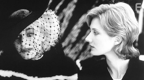 Glenn Close and Joely Richardson in 101 далматинeц (1996)