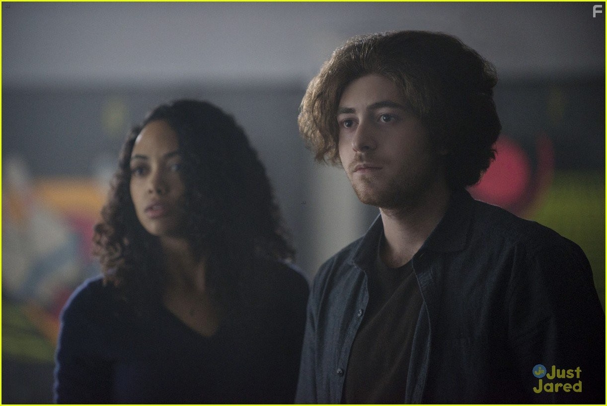 Jesse Carere and Shailene Garnett in Между (2015)