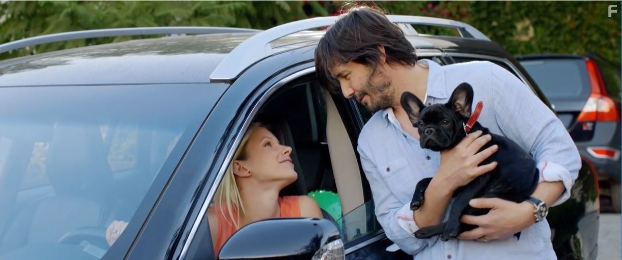 Keanu Reeves, Ignacia Allamand, and Otto in Кто там (2015)