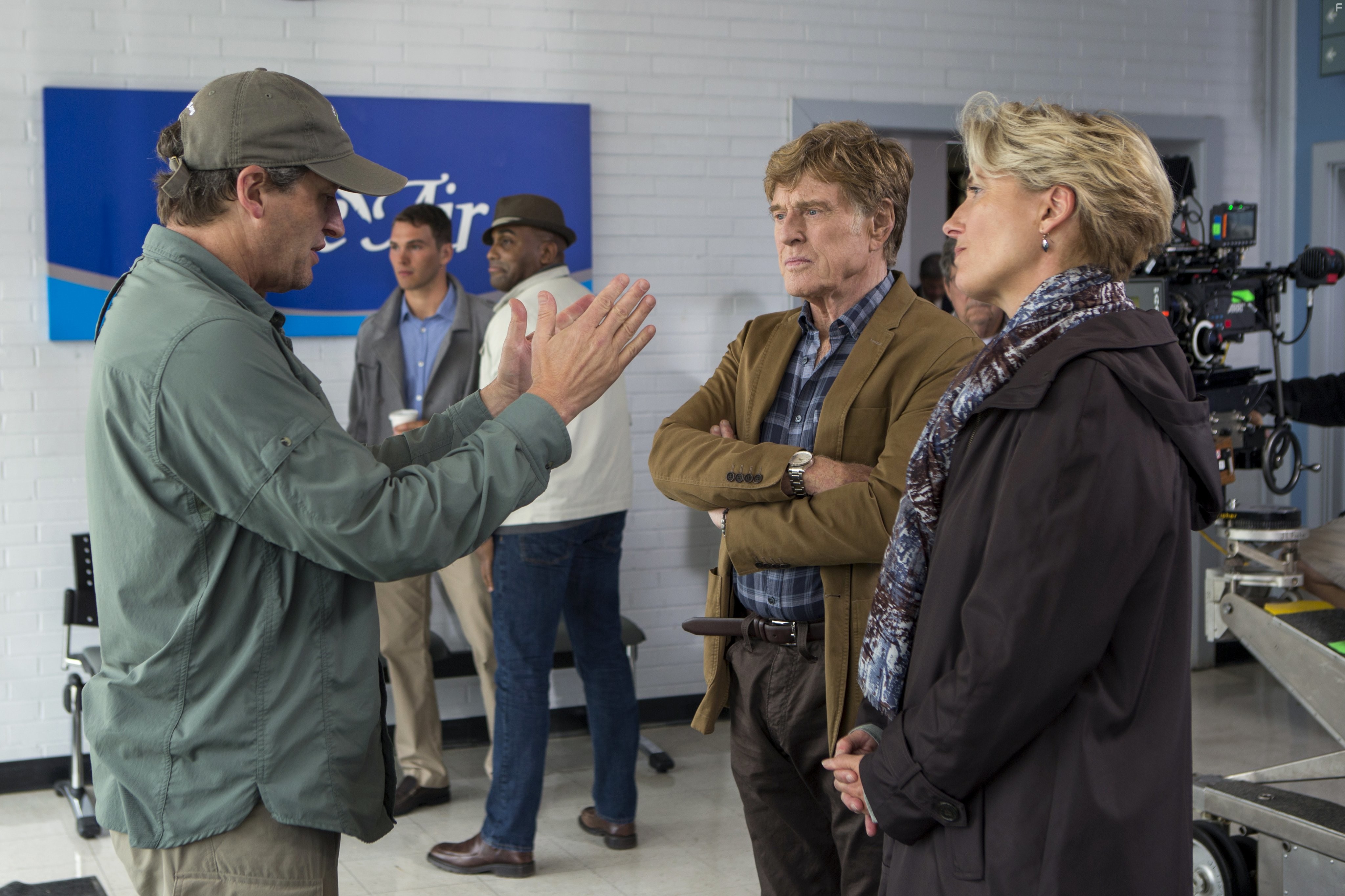 Robert Redford and Emma Thompson in Прогулка по лесам (2015)