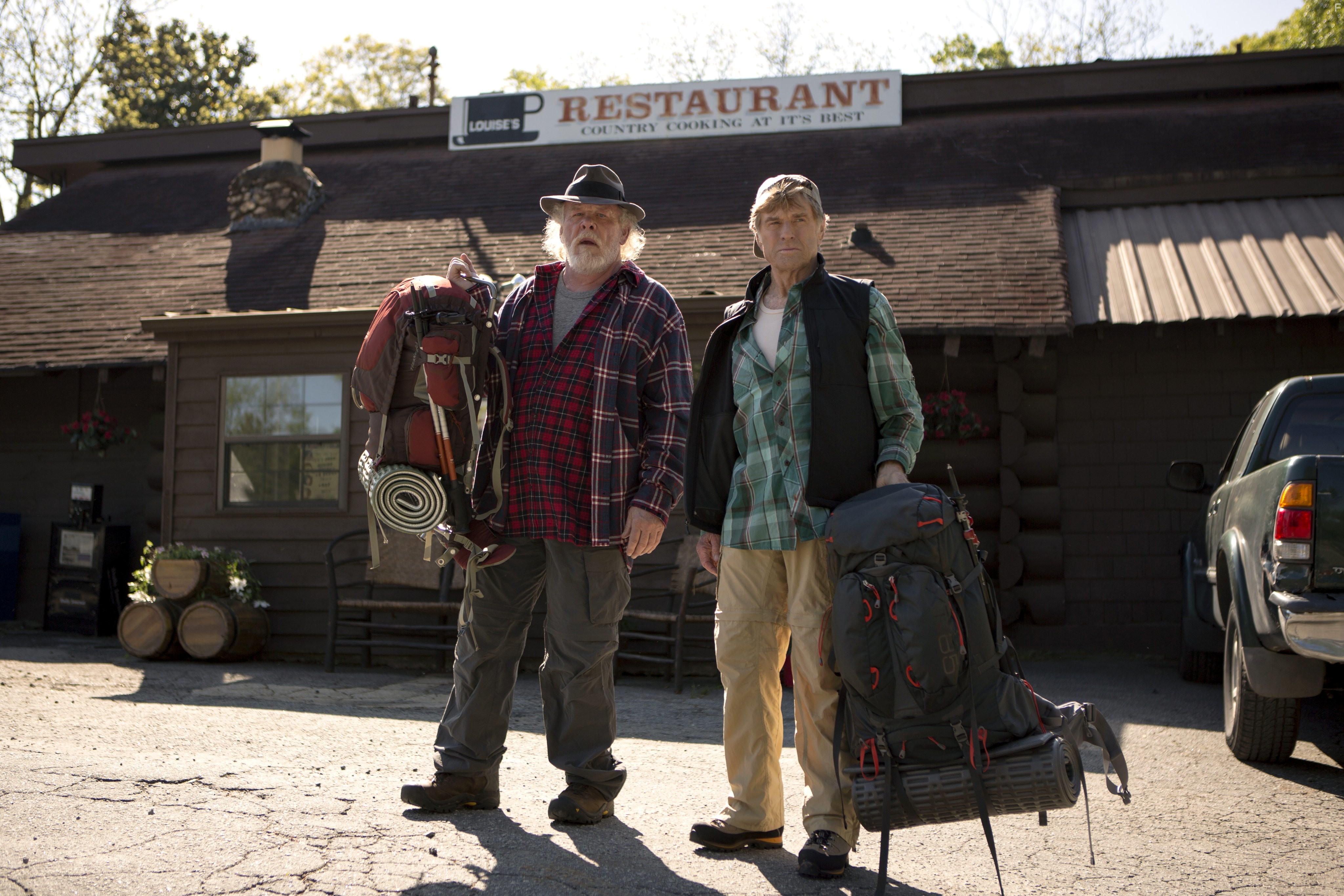 Nick Nolte and Robert Redford in Прогулка по лесам (2015)