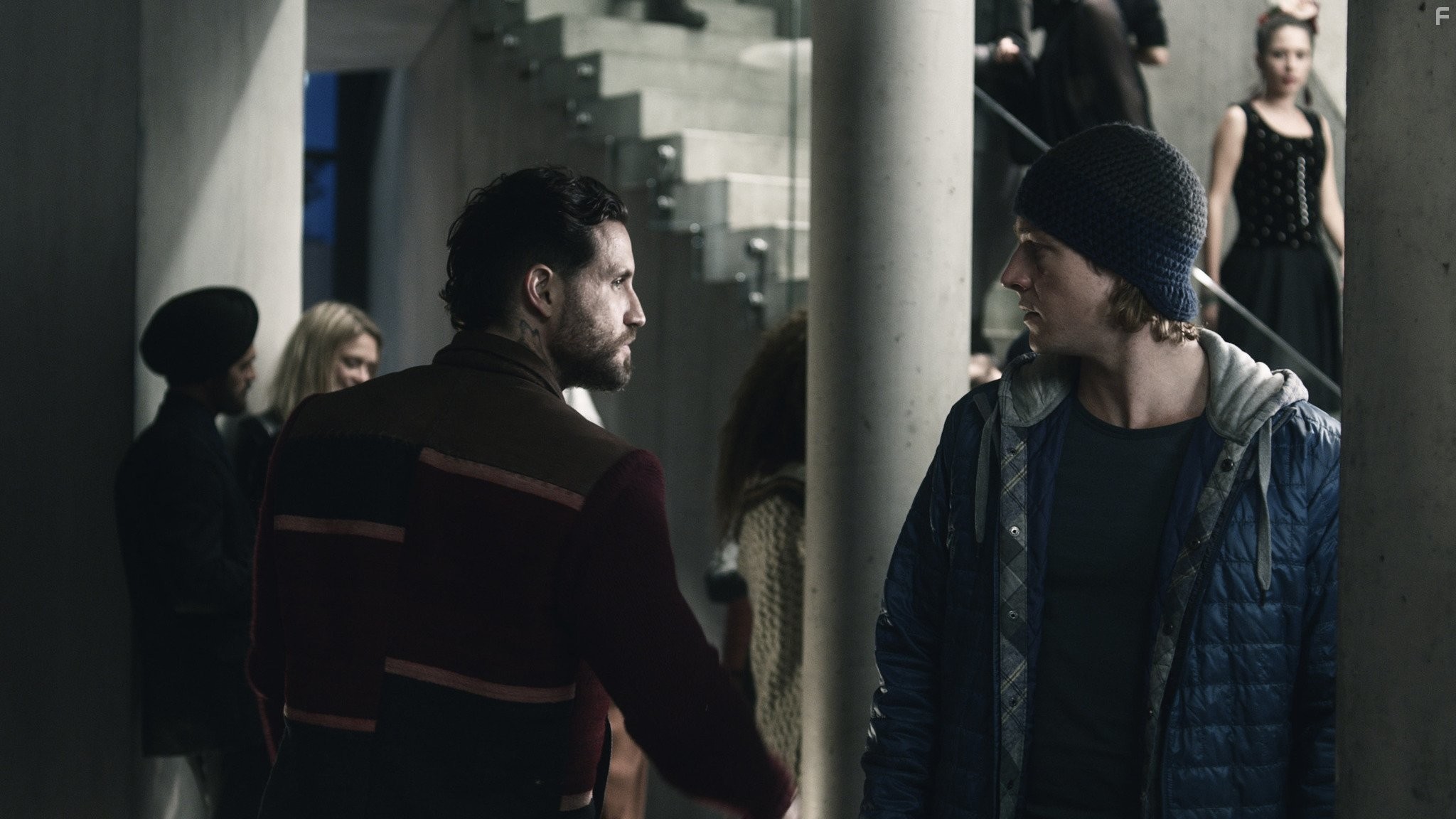 Edgar Ram?rez and Luke Bracey in На гребне волны (2015)