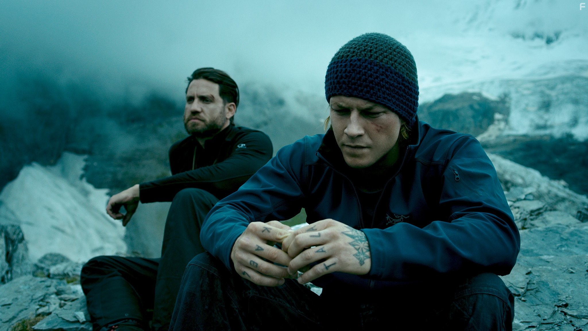 Edgar Ram?rez and Luke Bracey in На гребне волны (2015)