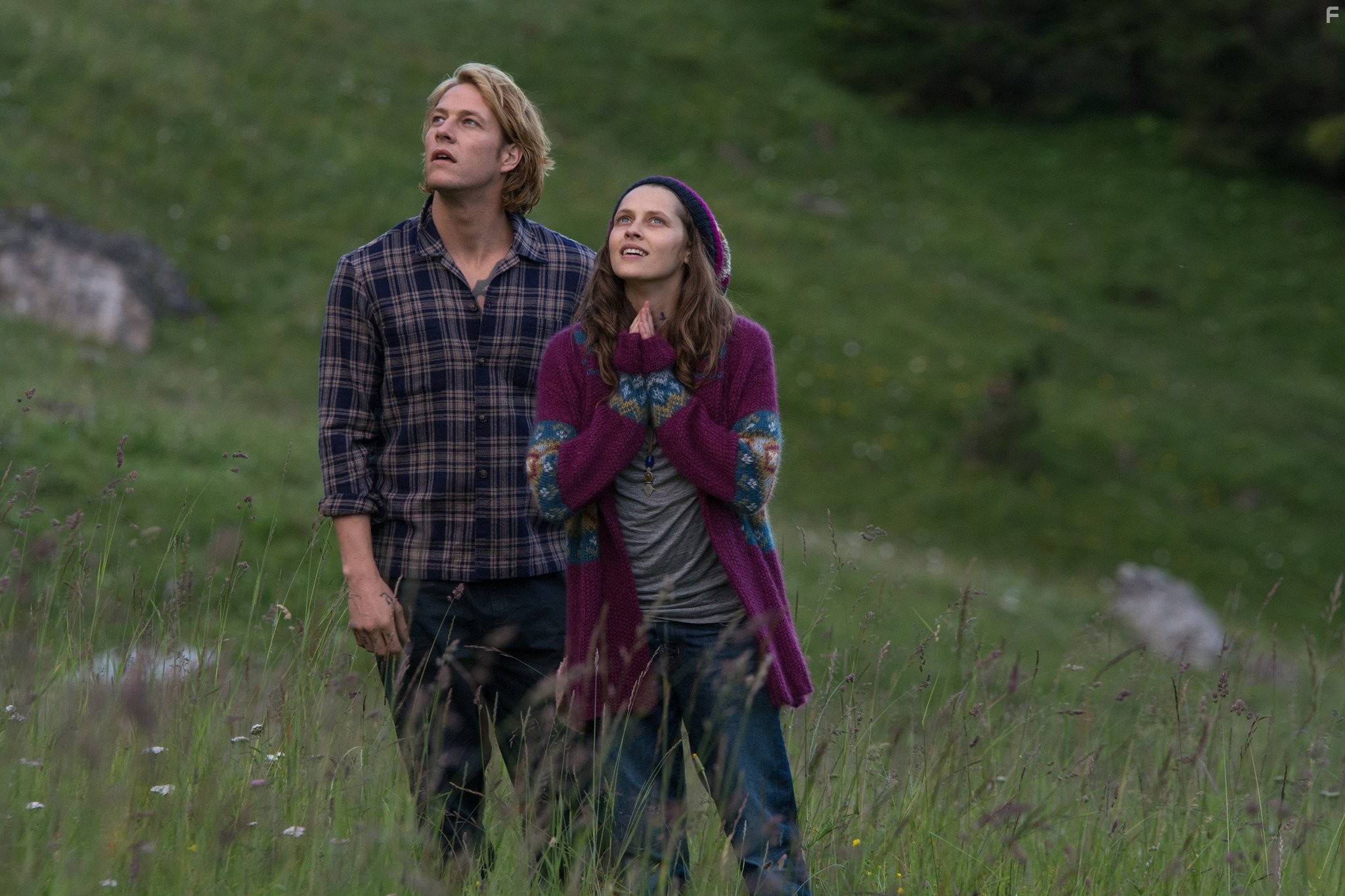 Teresa Palmer and Luke Bracey in На гребне волны (2015)