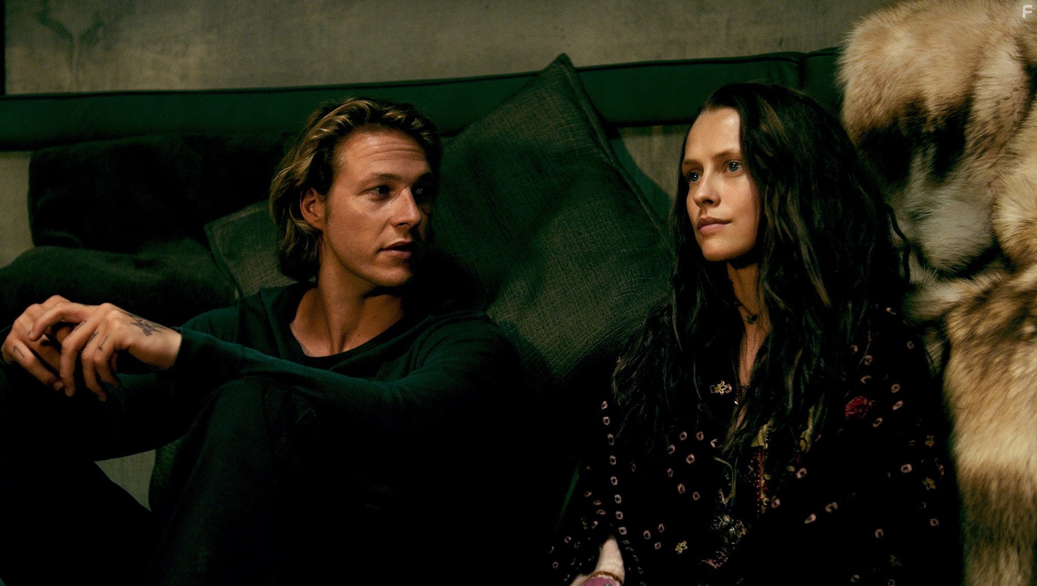 Teresa Palmer and Luke Bracey in На гребне волны (2015)