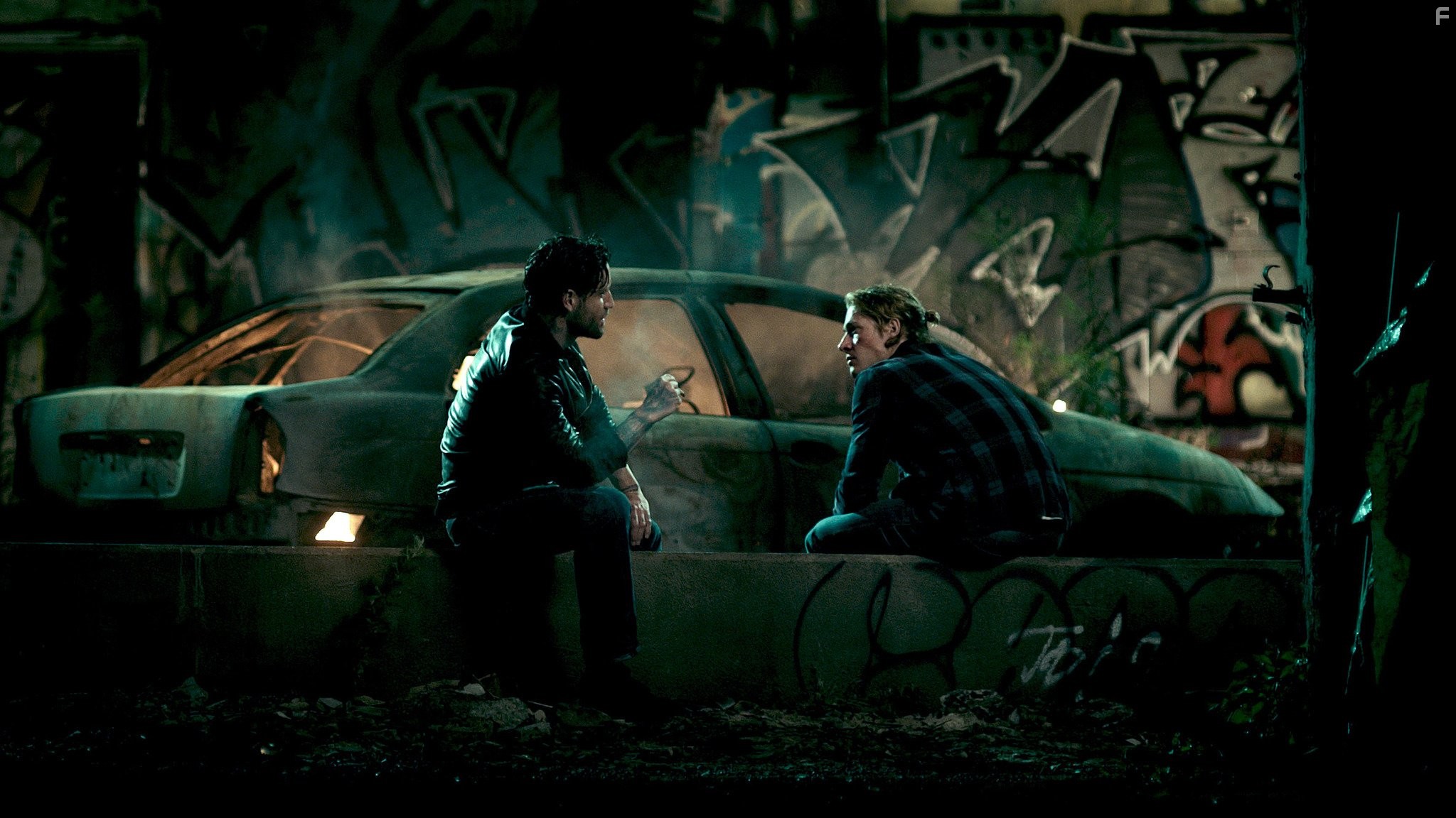 Edgar Ram?rez and Luke Bracey in На гребне волны (2015)