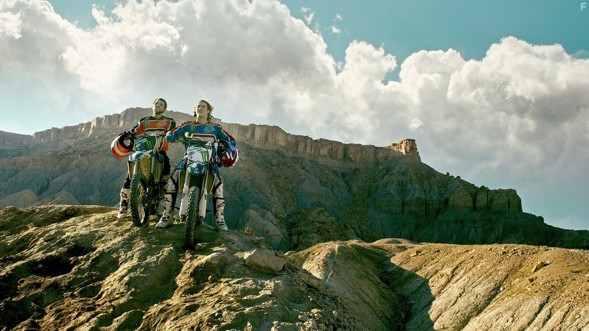 Max Thieriot and Luke Bracey in На гребне волны (2015)