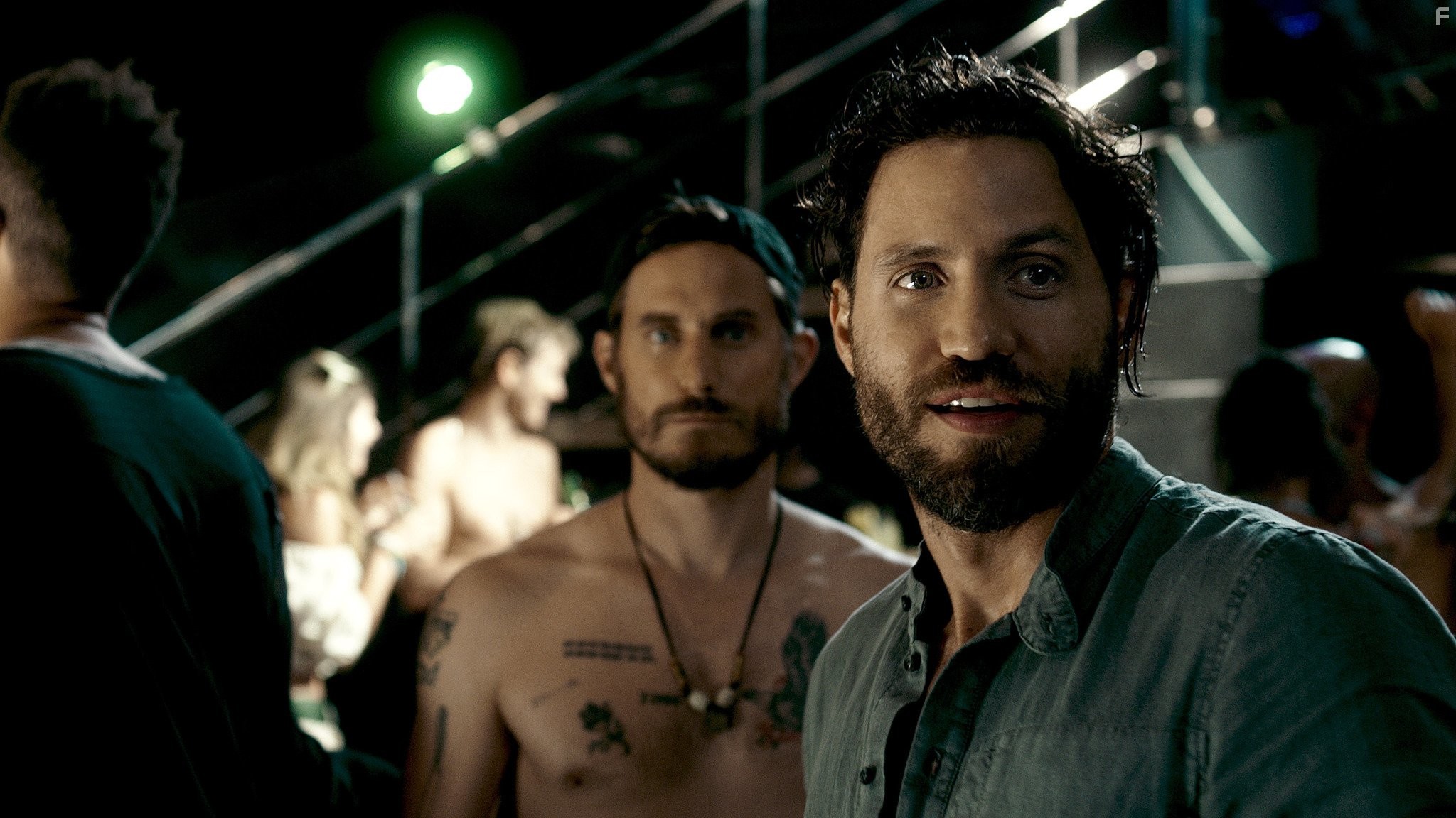 Clemens Schick and Edgar Ram?rez in На гребне волны (2015)