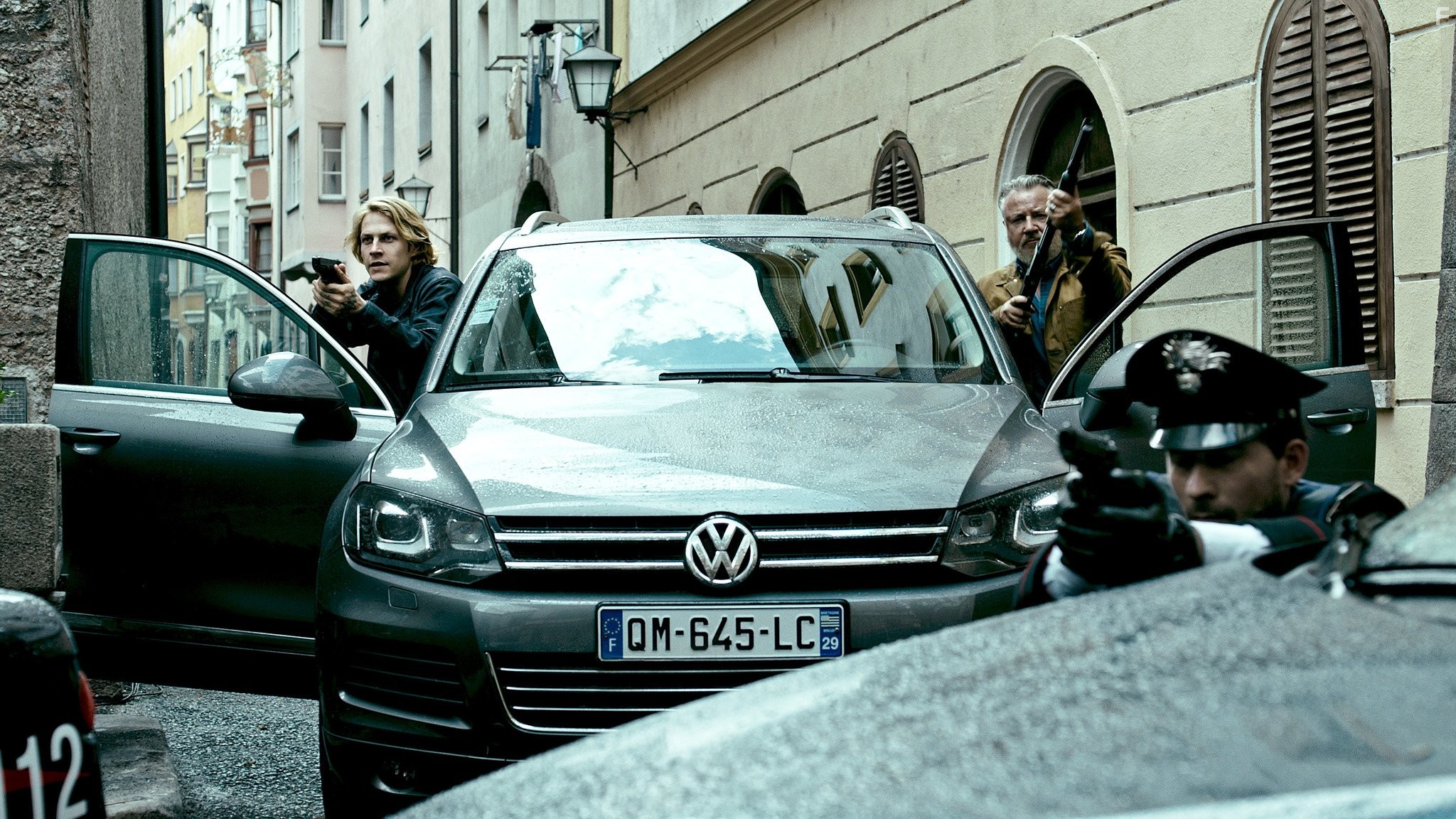 Ray Winstone and Luke Bracey in На гребне волны (2015)