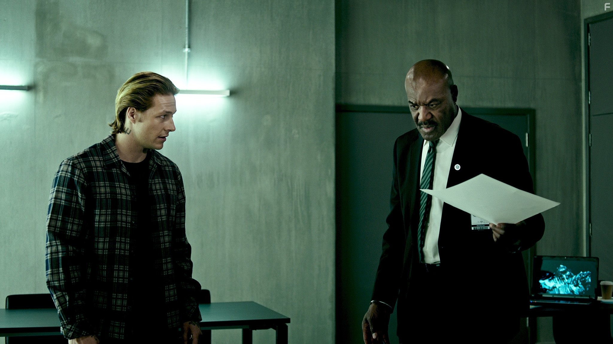 Delroy Lindo and Luke Bracey in На гребне волны (2015)