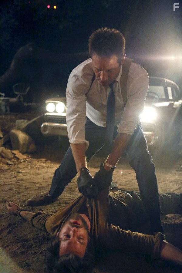 David Duchovny and Gethin Anthony in Водолей (2015)