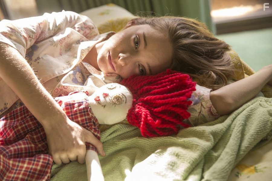 Emma Dumont in Водолей (2015)